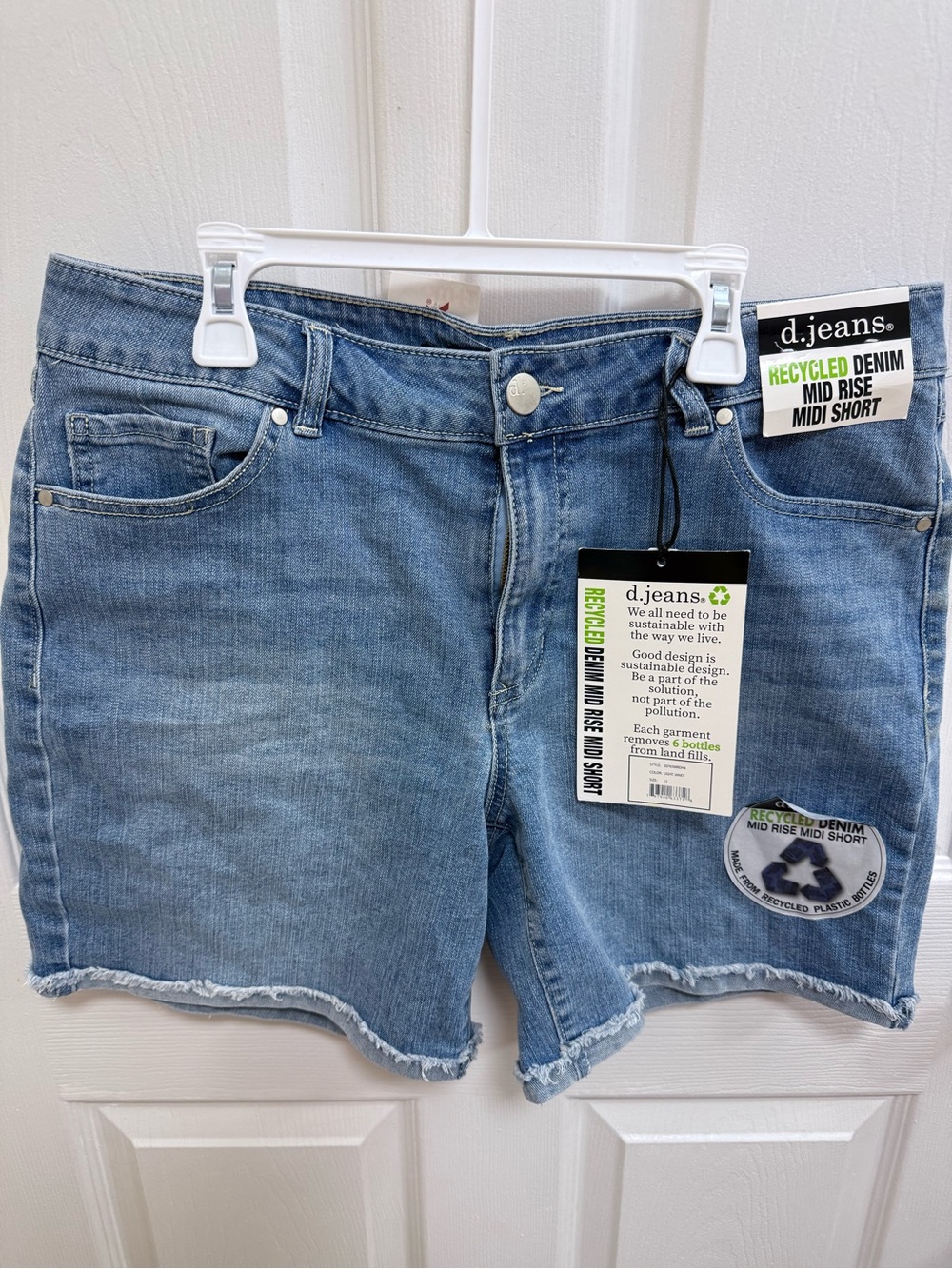 NWT d. jeans Light Blue Recycled Denim Mid Rise Midi Shorts, Size 12
